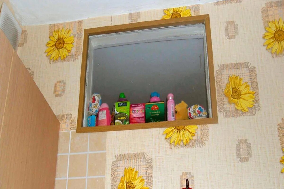 Зачем делали окно между ванной. Окно между ванной и кухней. Окно в ванной в хрущевке декор. Декор окна между ванной и кухней. Окно между ванной и туалетом.
