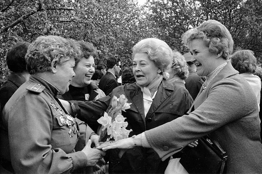 Поколения после войны. Ветераны СССР. Встреча ветеранов ВОВ. Ветераны после войны. Встреча фронтовиков в день Победы.