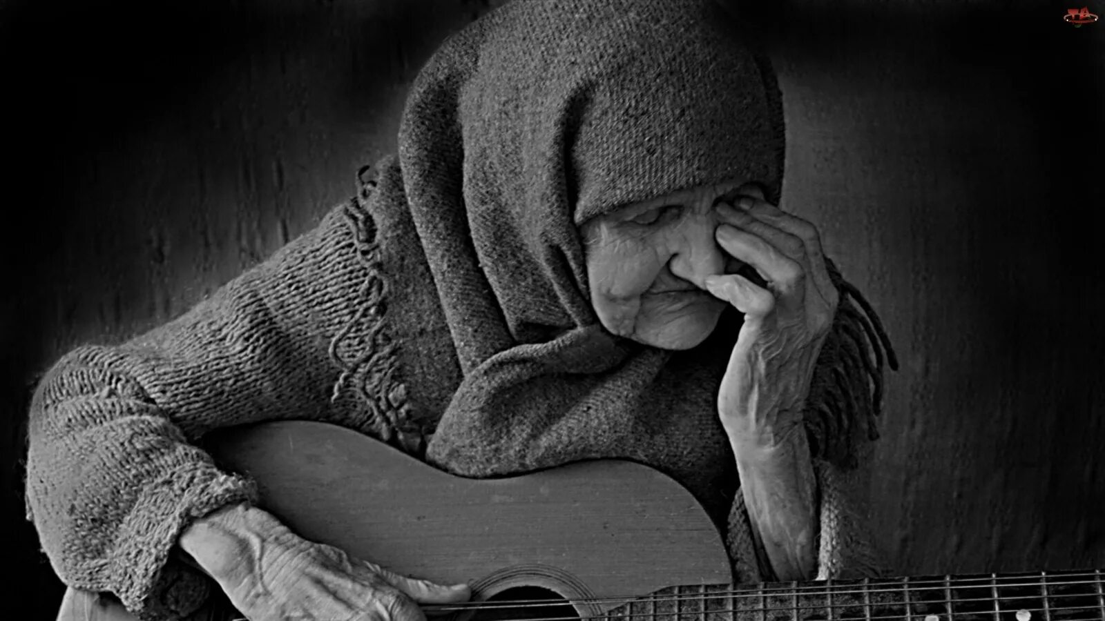 бабушка плачет. вы видели как плачут старики. бабушка в синем. грустная бабушка. обняла старушку.