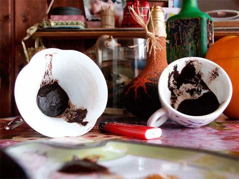 гадалка на кофейной гуще. гадание на кофейной гуще на ближайшее будущее 2022 год. магия кофейной гущи. кофейная гуща на дне чашки. гадание на гуще.