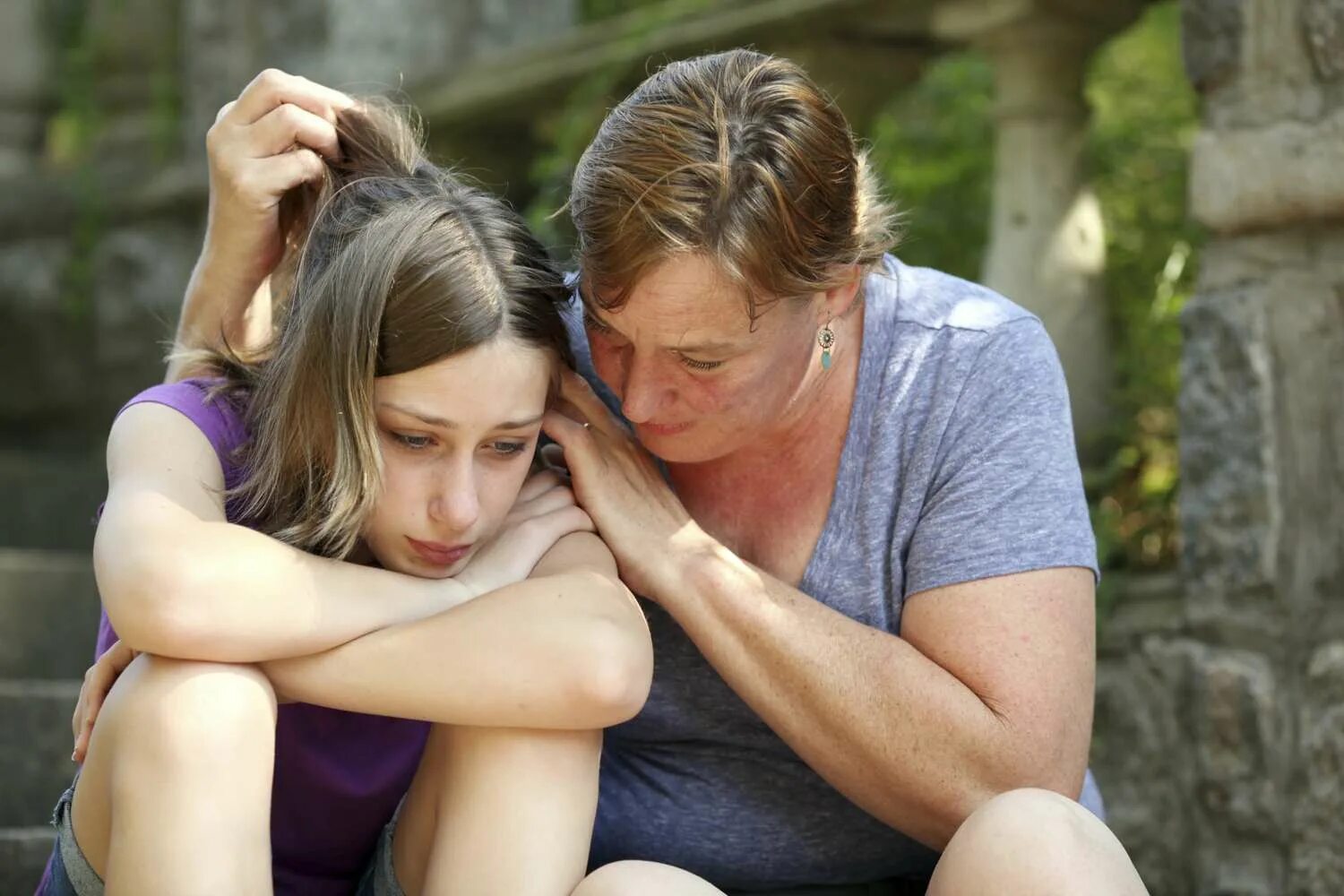 She has a father. Взрослый утешает ребенка. Подростки и родители. Беседа по душам. Разговор по душам с ребенком.