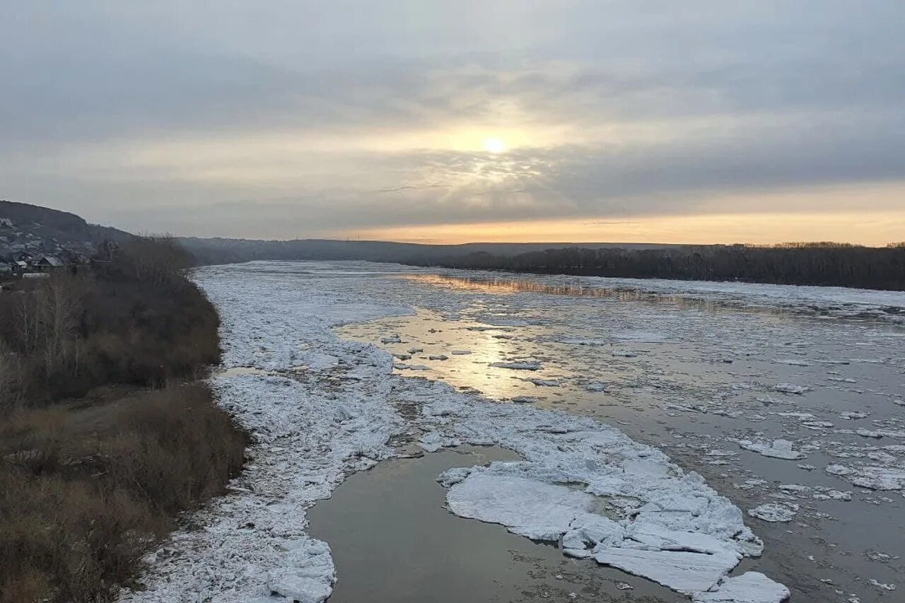 Томск река томь сегодня. Томь Новокузнецк ледоход. Ледоход на реке Томь. Ледоход в Кемерово на Томи 2021. Река Томь Кемерово.