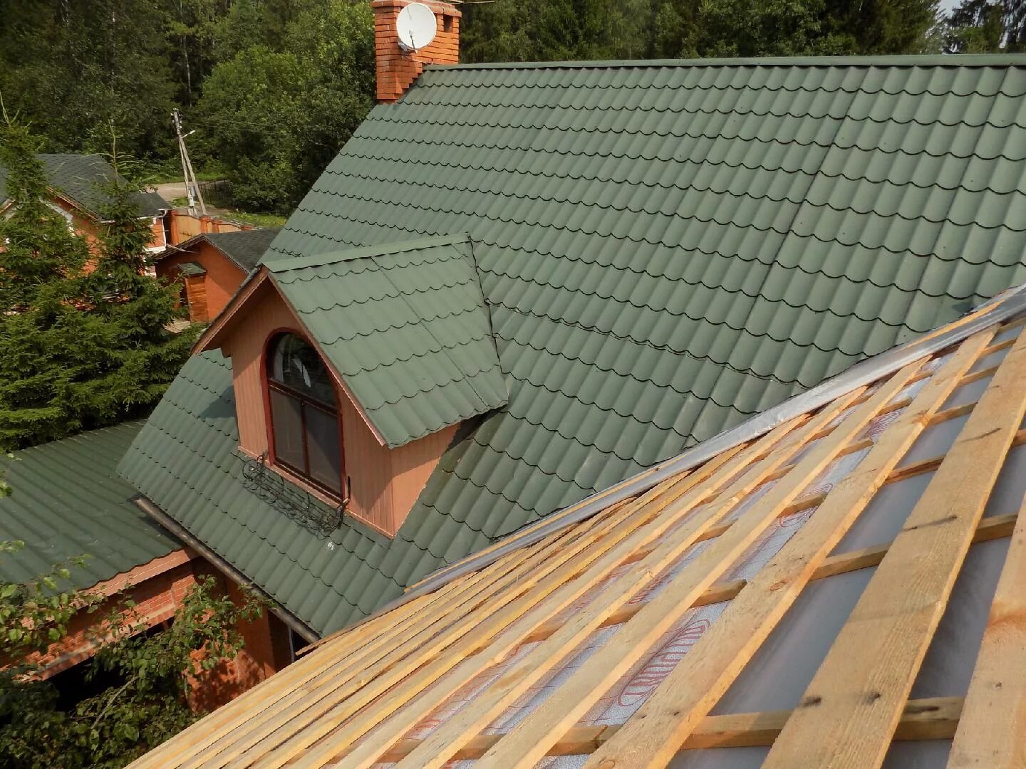 Кровля из металлочерепица. Мансардная крыша из металлочерепицы. Металлочерепица на доме. Металлочерепица под ключ. Металлочерепица под ключ.