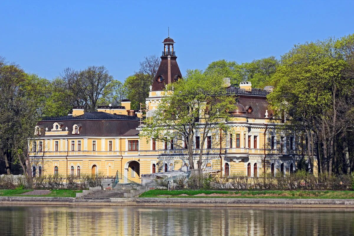 Каменный остров в Санкт-Петербурге. Особняки каменного острова СПБ. Каменный остров СПБ дворец Леоновой. Каменный остров на малой Невке особняки. Каменный остров дома