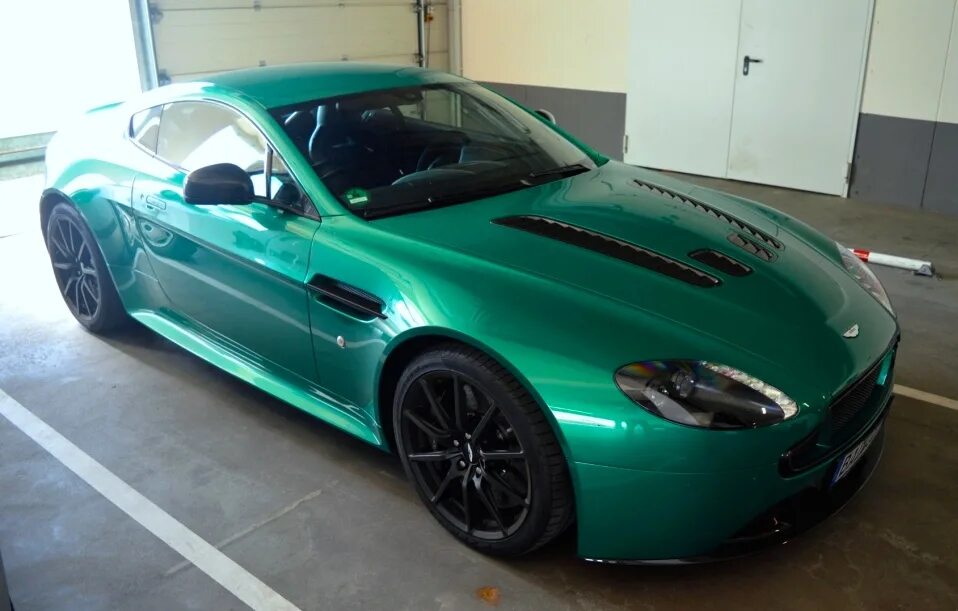 Aston Martin Vantage Green. Aston Martin Vantage v12 s бирюзовый. Viridian Green цвет. Aston Martin Green Color. Зеленая 12 б