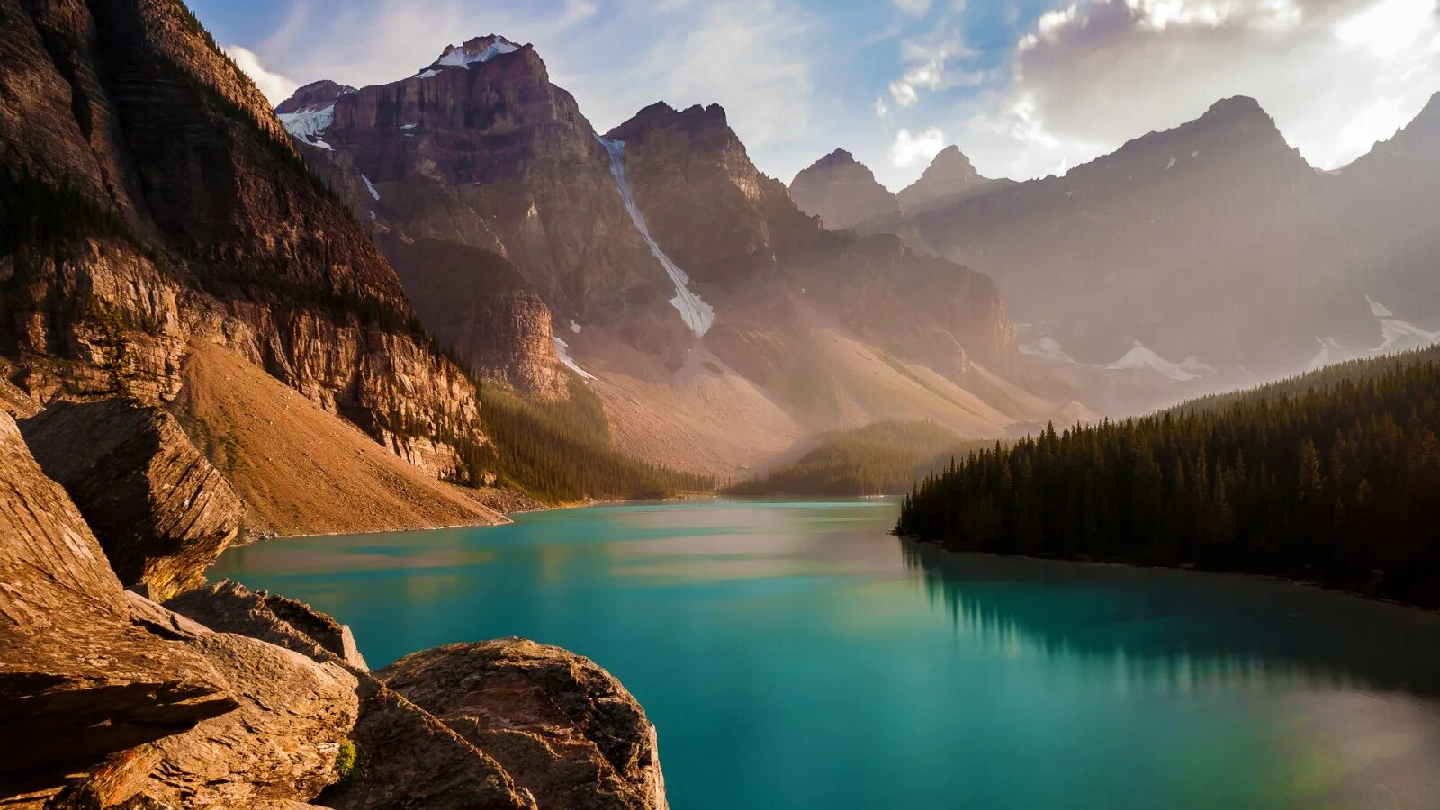 Лучшие 1080. Озеро Морейн в Канаде. Долина десяти пиков озеро Морейн Альберта Канада. Озеро Морейн Канада 1920х1080. Долина 10 пиков Канада.