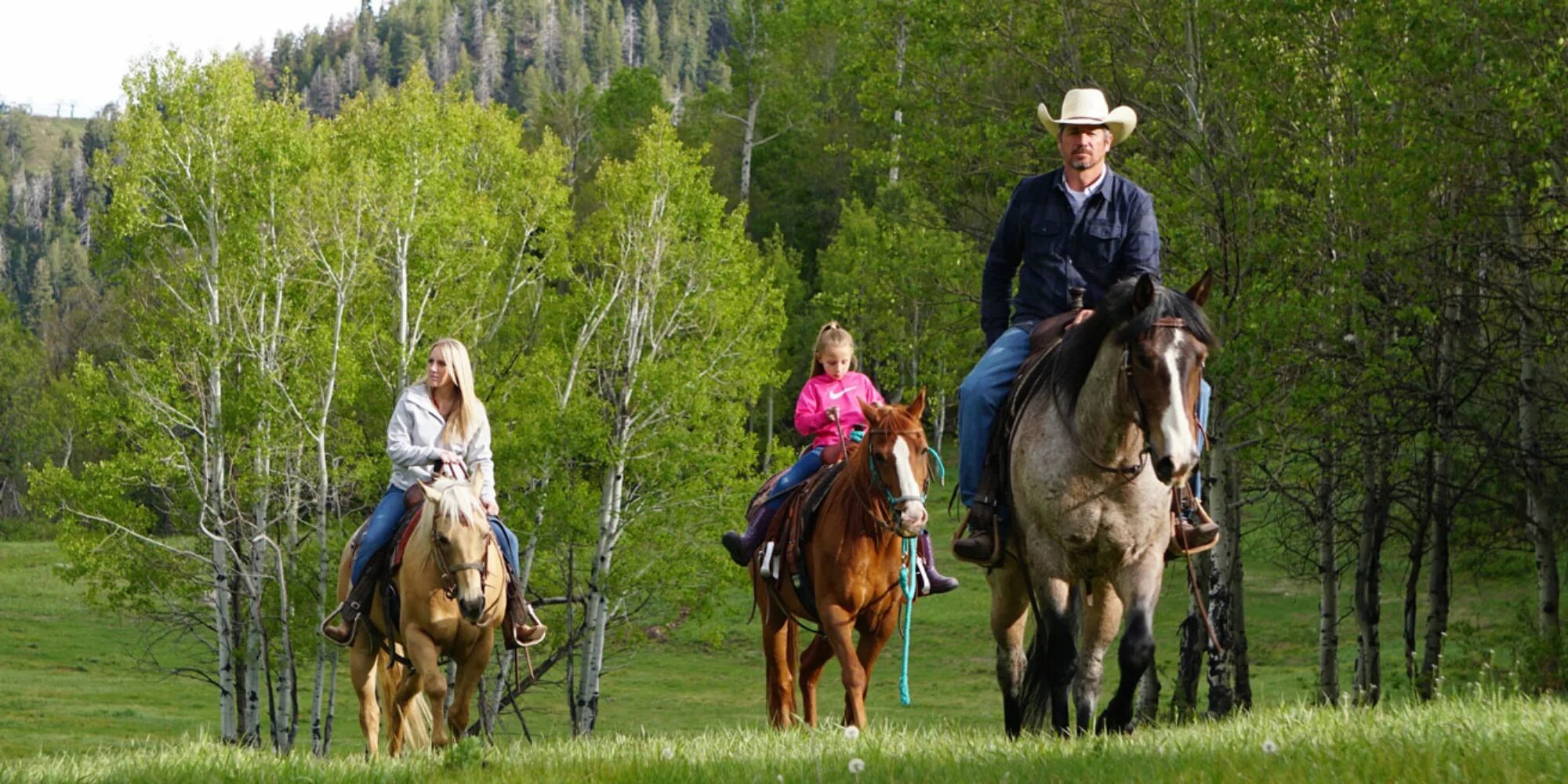 Селена гомес на прогулке с лошадьми. Прогулка на лошадях. Прогулка на лошади в лесу. Are riding. Are riding.
