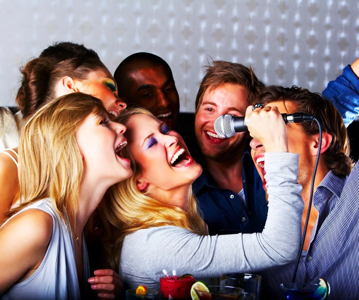 Karaoke music. Тусовки с друзьями. Вечеринка с друзьями. Веселые люди на вечери. Компания веселых людей.