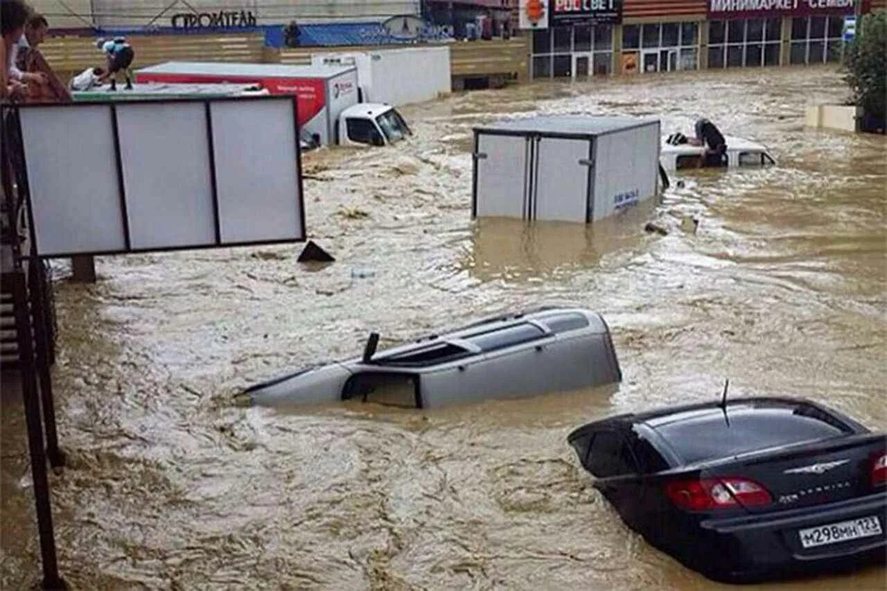 Где затопило город. Наводнения на побережье моря. Стихийные бедствия в Геленджике. Наводнения на побережье черного моря. Затопленные города.