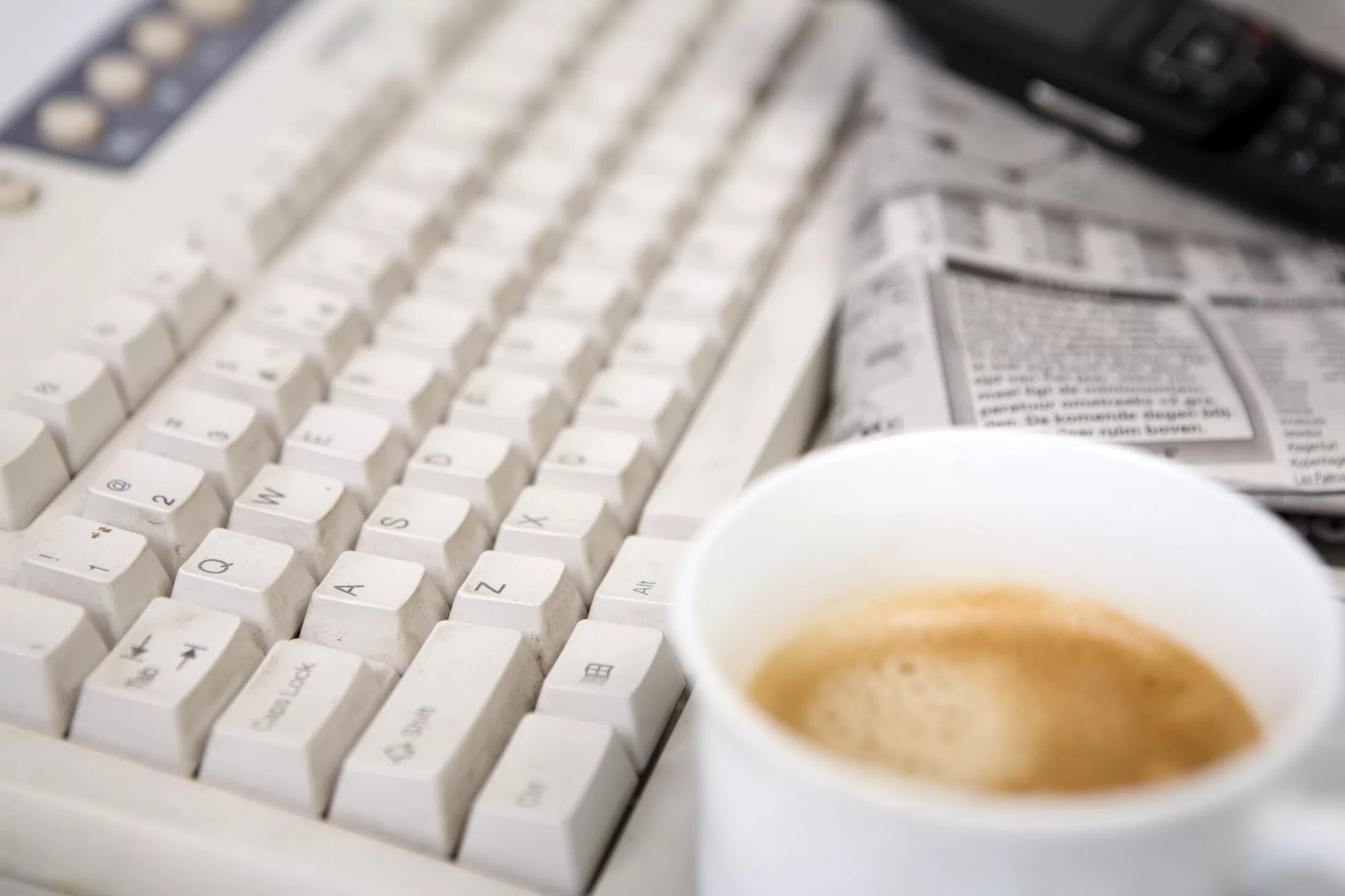 Чашка кофе и клавиатура. Рабочее утро. Кофе на клавиатуре. Кофе компьютер.