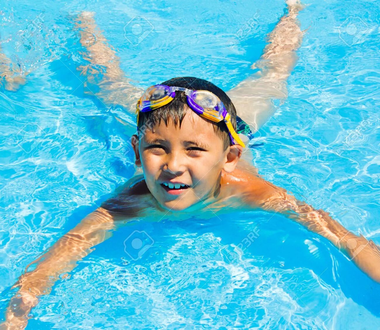 Плавание спорт мальчик. Плавание спорт мальчик по лягушачьи. Swimming in the Water. He is swimming.