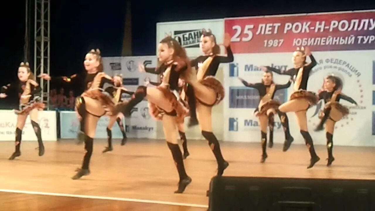 Видео рок ролла. Акробатический рок-н-ролл формейшн. формейшн рокн акробатический рокнрол. позитив рок-н-ролл. формейшен девушки.