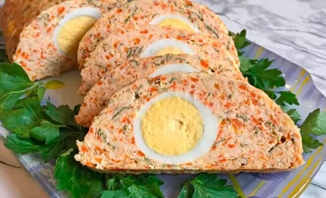 Куриные рулетики с яйцом. Куриный рулет с яйцом. куриный рулет с омлетом. куриный рулет с яйцом в духовке. яичный рулет с курицей.