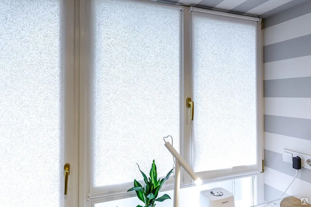 Жалюзи на пластиковые окна рулонные тканевые. Рулонные шторы foroom. Тканевые жалюзи на пластиковые окна. Венеция рулонные шторы амиго. Рулонные шторы на створку пластикового окна.