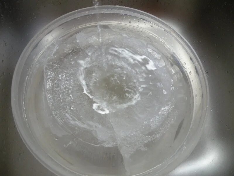 Затвердевшая вода. Замороженная вода.