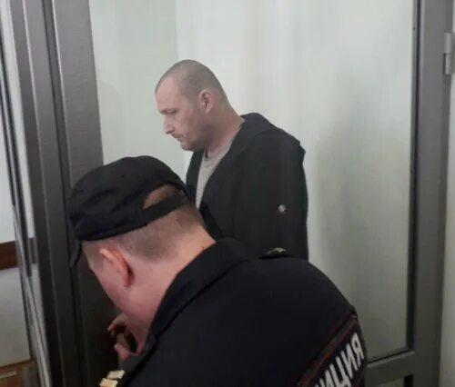 Суд над убийцей. Несовершеннолетние преступники в суде. Арестовали за убийство пятилетней девочки. Женщина в суде. Суд пятёрка.