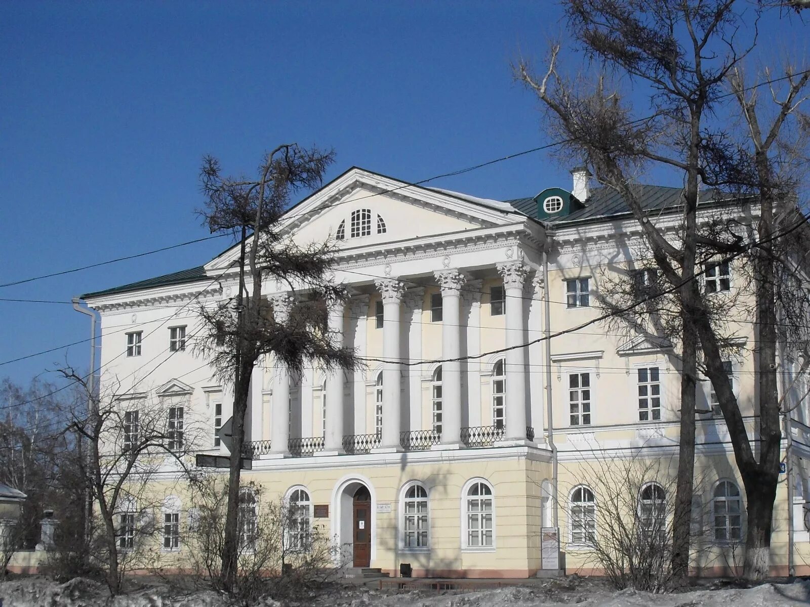 Резиденция генерал-губернатора восточной сибири белый дом. Белый дом игу иркутск. Дом игу. Белый дом иркутск библиотека игу. Белый дом игу иркутск.