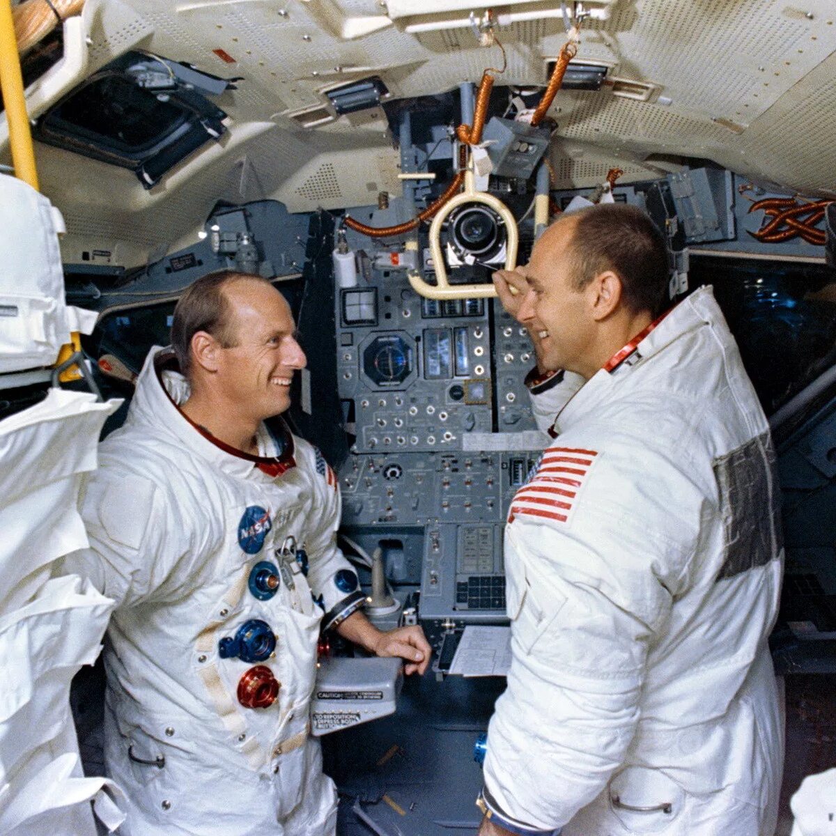 Первая космическая миссия. Аполлон 12. Экипаж Аполлона 12. Аполлон НАСА. Корабль Аполлон 11.