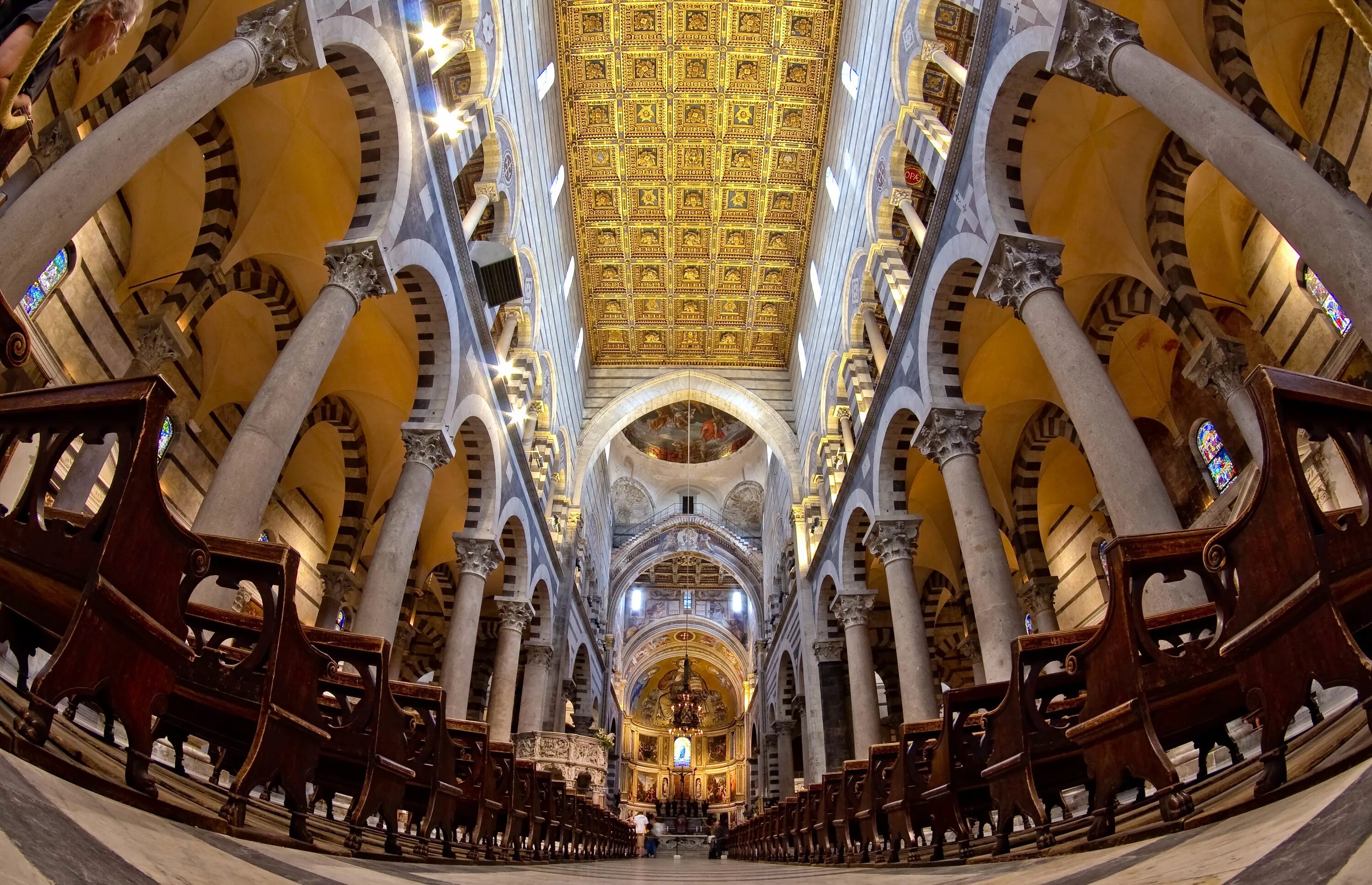 Внутри. Кафедральный собор в Пизе. Пизанский собор Италия внутри. Пизанский собор главный Неф. Центрального нефа Пизанского собора.