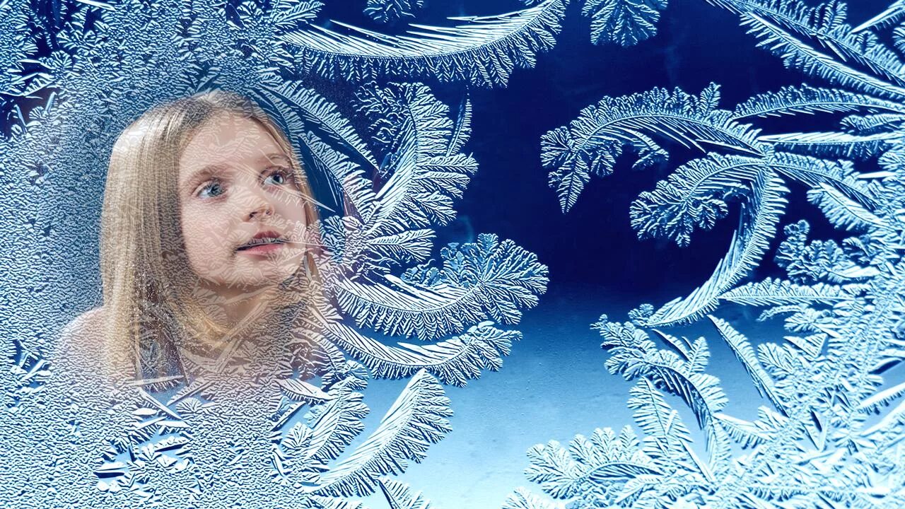 Совсем мороз. Зимние узоры. ребёнок в морозном окне. морозные узоры на окне. замерзшее окно.