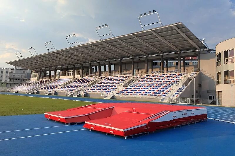 площадка для прыжков в высоту. сектор для прыжков с шестом. стадион ангара легкоатлетический манеж. площадка для толкания ядра. прыжковая яма на стадионе.