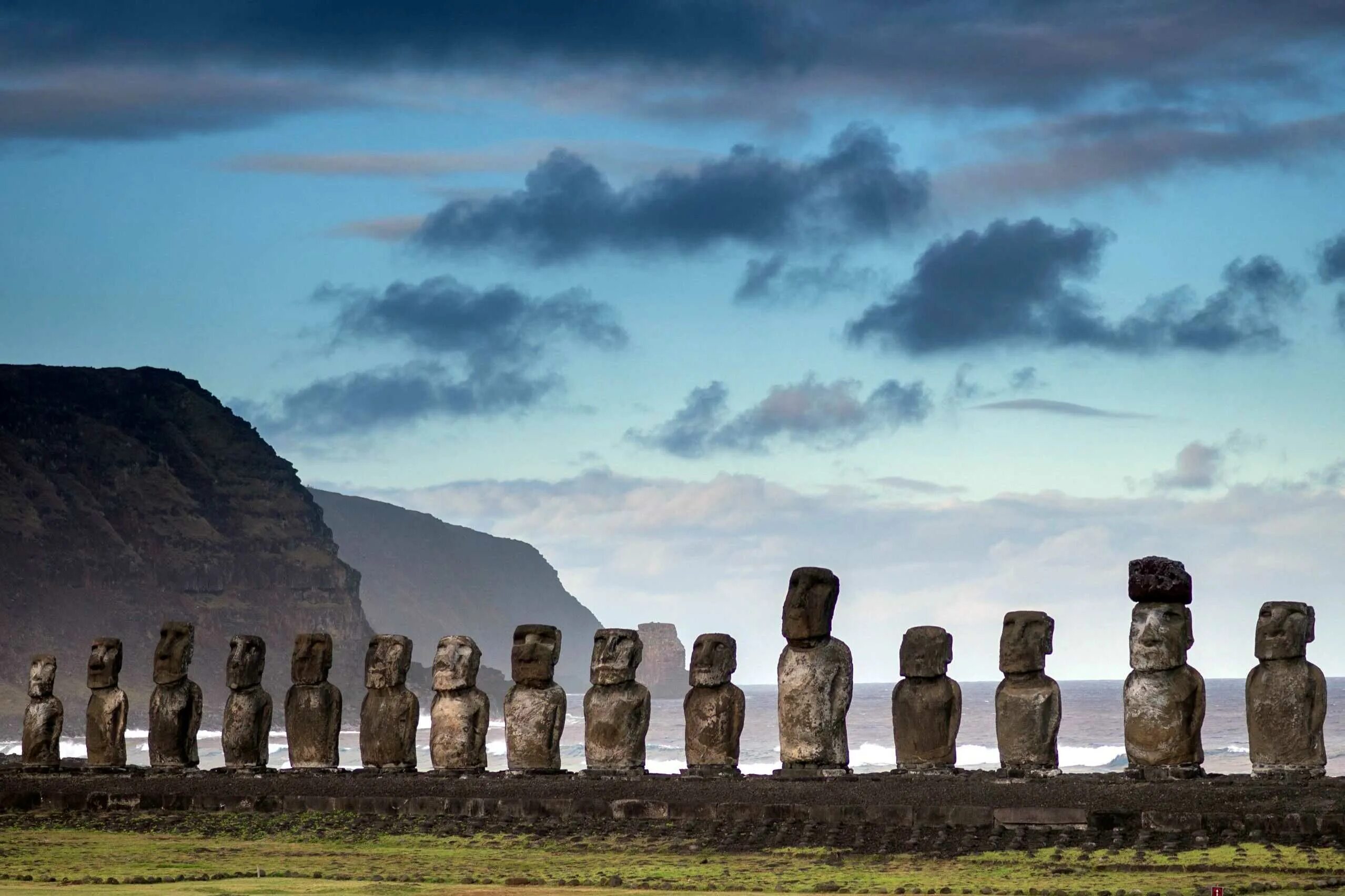 Какой стране принадлежат каменные статуи острова пасхи. Остров Пасхи статуи Моаи. Моаи на острове Пасхи. Каменные истуканы острова Пасхи. Каменные истуканы Рапа-Нуи на острове Пасхи.