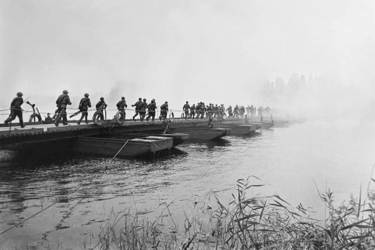 Погрузился на понтоны первый взвод. Форсирование реки Западный Буг в 1944 году. Форсирование реки Южный Буг 1944. Понтоны в ВОВ 1941-1945. Форсирование реки Неман 1944.