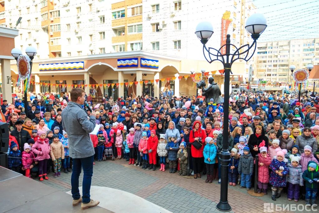 Мелодия энгельс. Бульвар роз Энгельс. Бульвар роз улица. Бульвар роз ТЦ. Пятёрочка Энгельс бульвар роз.