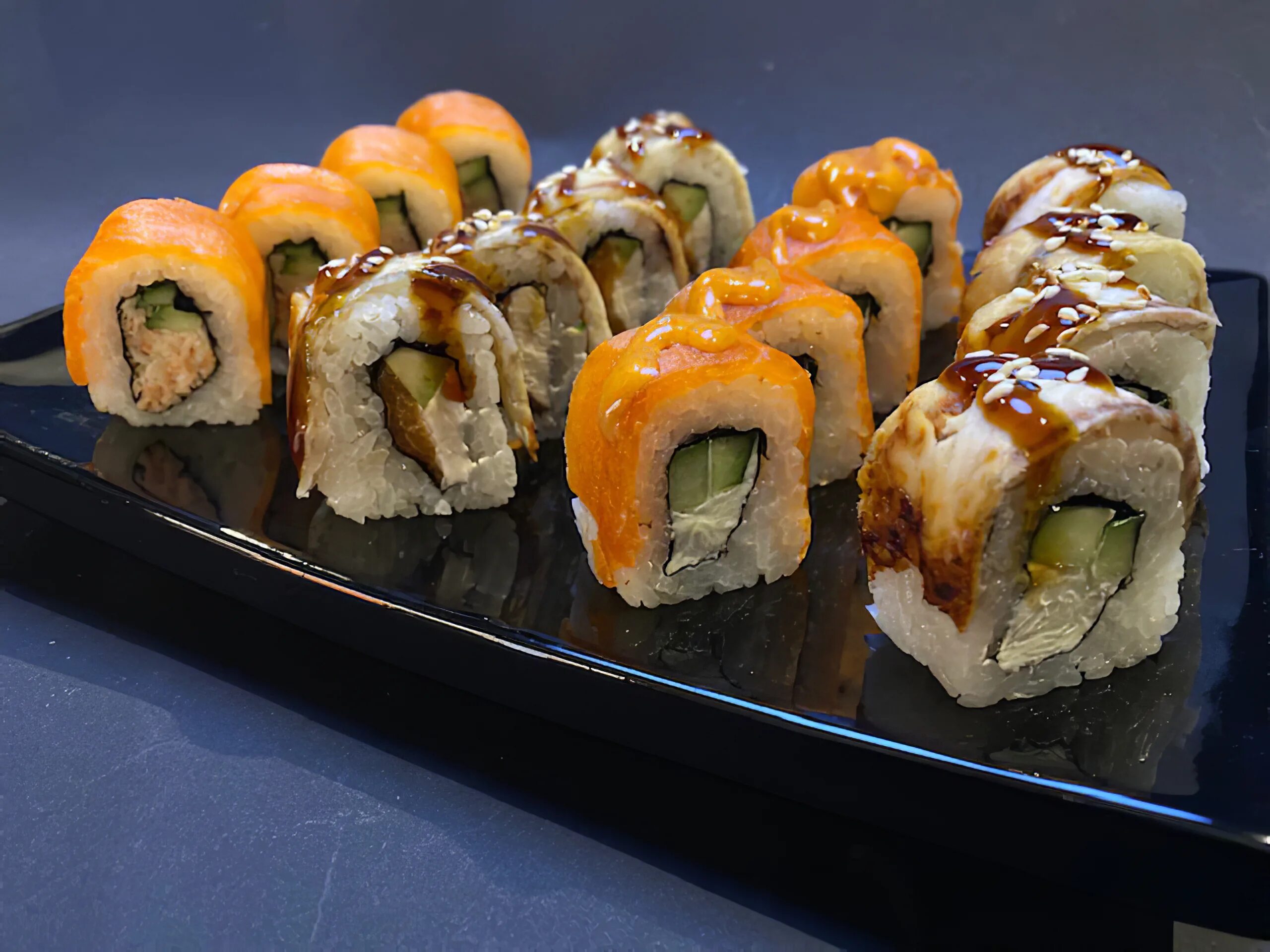 Ролл нежный угорь. Мими суши. Суши с королевской креветкой. Ролл темпура с курицей. Мими суши.