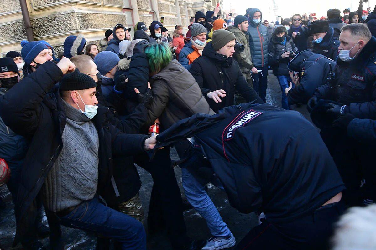 Политик нападение. Протесты в России 23 января 2021. Митинги за Навального 23 января 2021. Митинг Навального в Москве. Протесты в России 2021 Навальный.