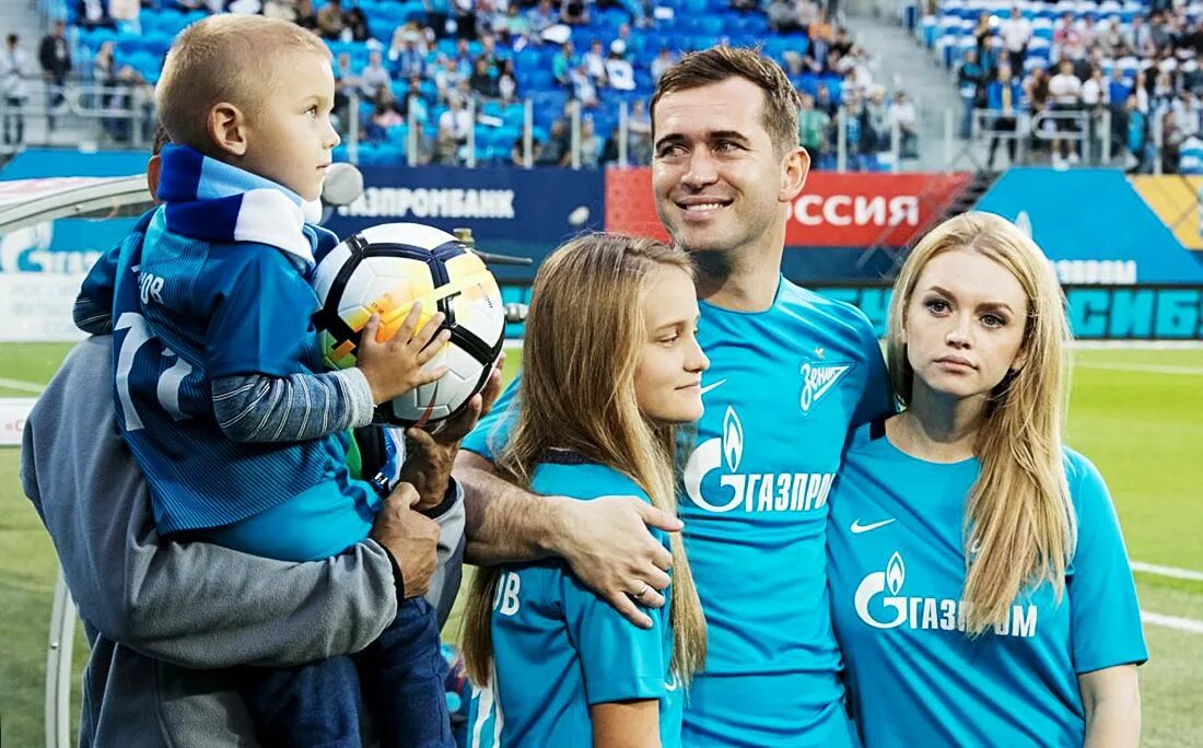 Фанатки зенита. Женская команда зенит. Доменико кришито. Доменико кришито 2010 чм. Болельщицы зенита.