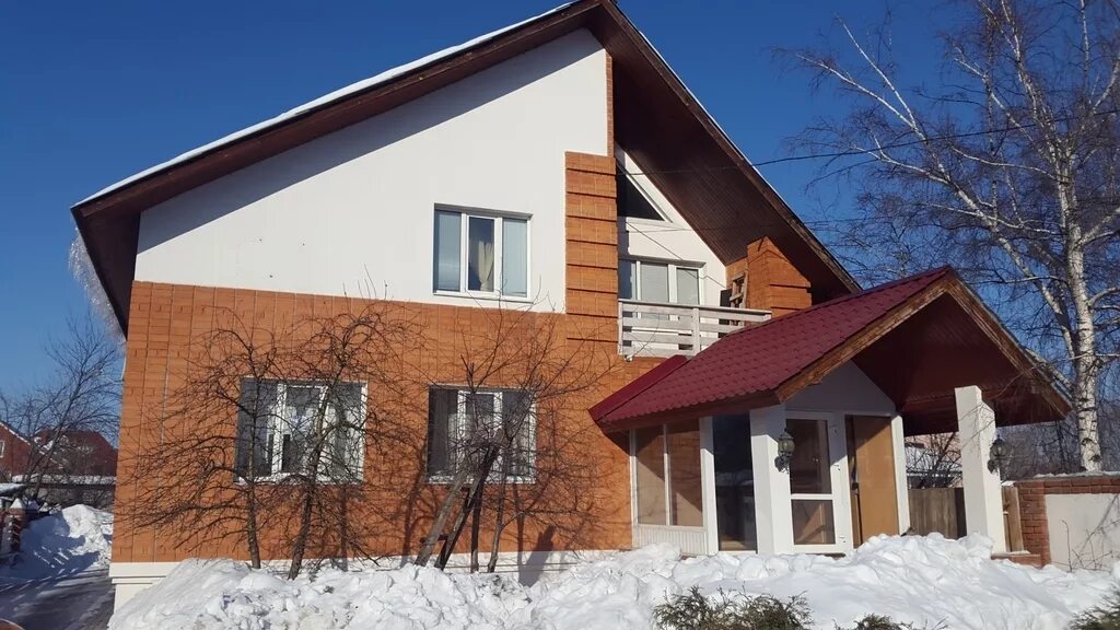 Коттеджи в стерлитамаке. Мансардный дом из желтого и коричневого кирпича. Новая отрадовка город стерлитамак. Строительные компании в стерлитамаке для постройки частных домов. Фасады одноэтажных домов из кирпича.