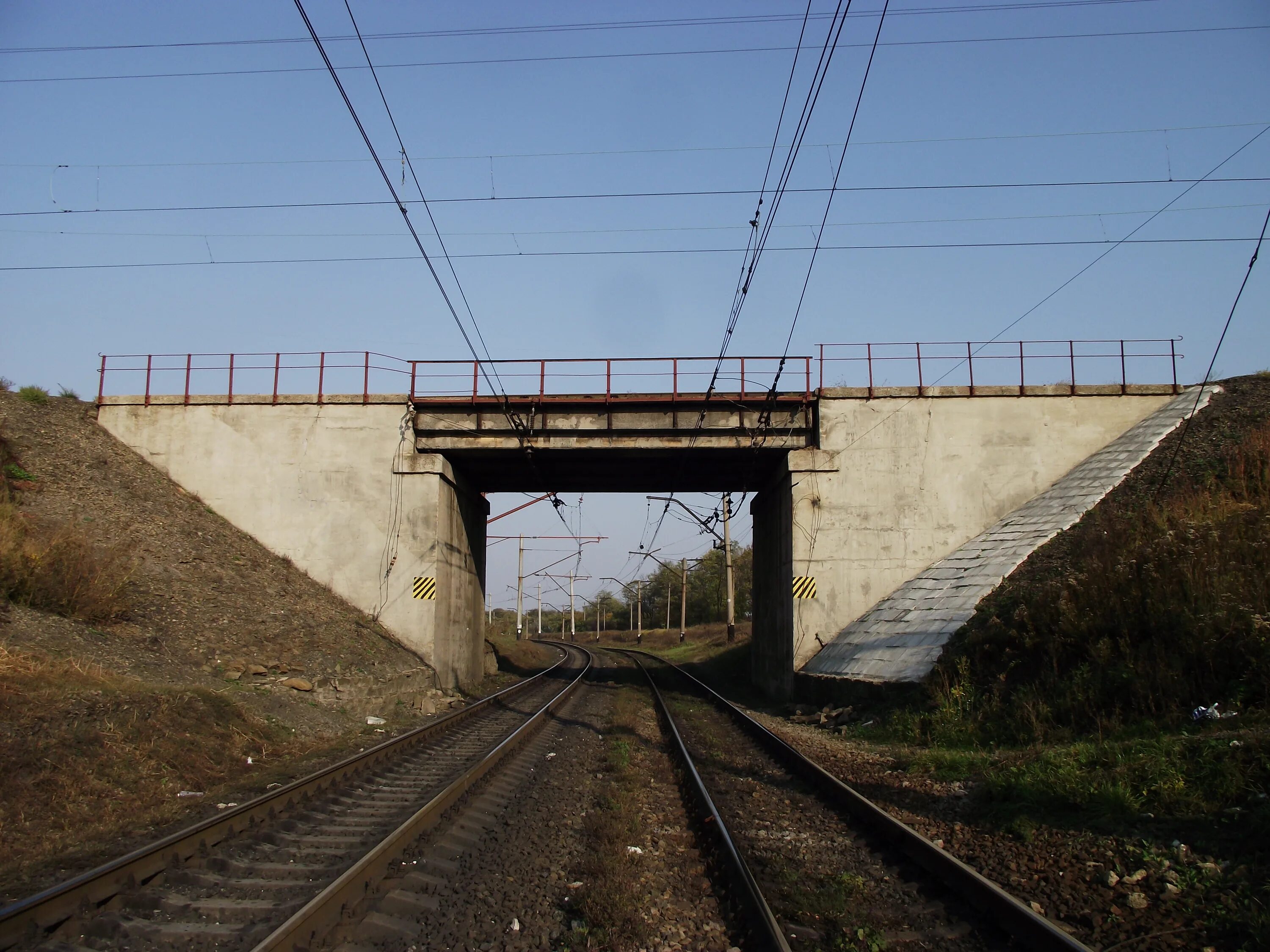 Старый бетонный мост. Железнодорожный железобетонный мост. Бетонный жд мост. Реконструкция моста на железной дороге. Бетонный железнодорожный мост.