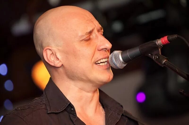лысый солист. алексей кортнев фото. David draiman 1999. денис майданов 2012. лысый солист рок группы.