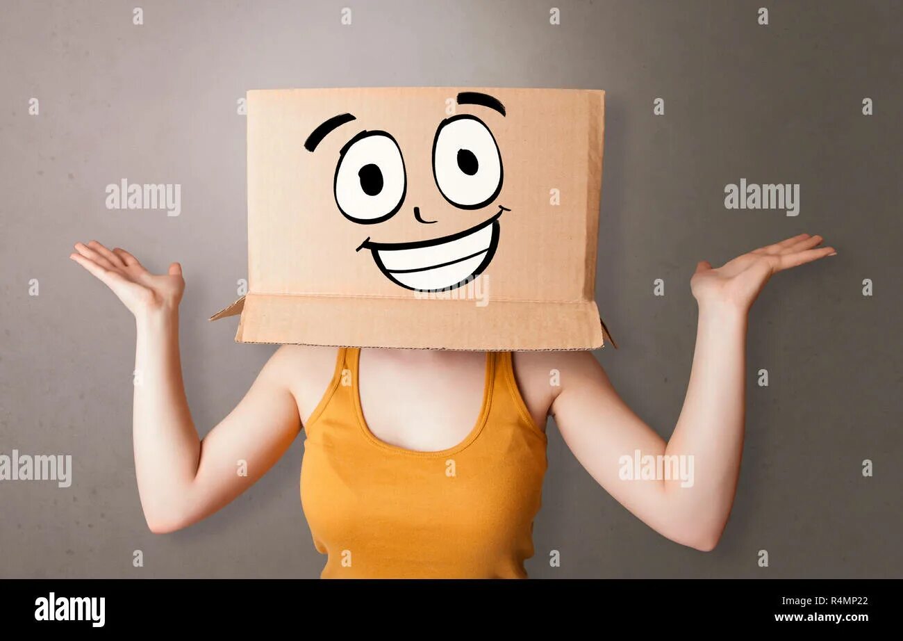 Девочка с коробкой на голове. Человек с коробкой на голове. Экзамен коробка на голове. Баба с квадратной головой. Идеи для коробки на голову.