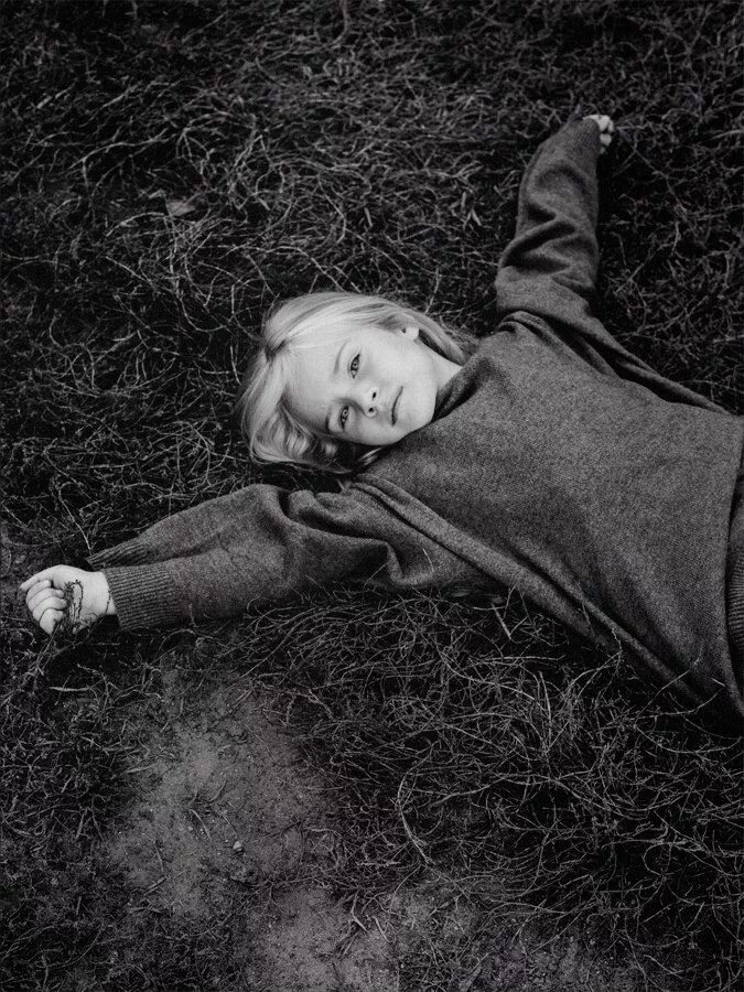 Помнится в детстве. Мастера литовской фотографии снимки детей. Black and White photo a Kid Falling.