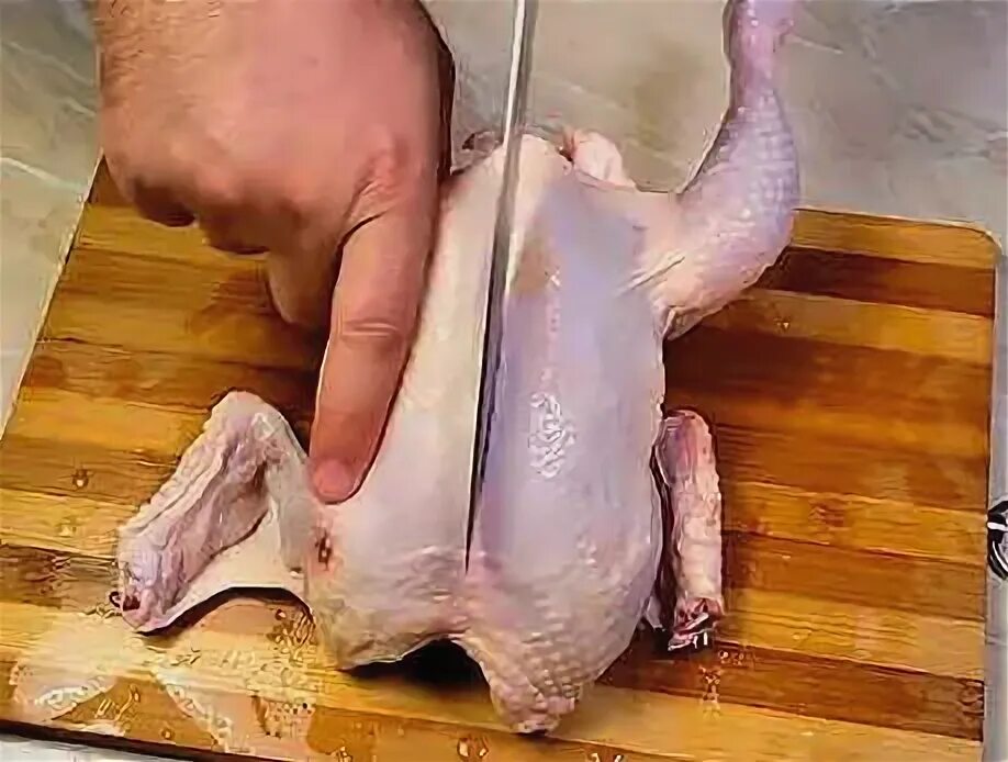Нарезанную курицу курицу добавлять. Вдоль разрезать курицу. разрезать курицу для цыпленка табака. курица разрезанная по спинке в духовке. каккак курицу порезать.