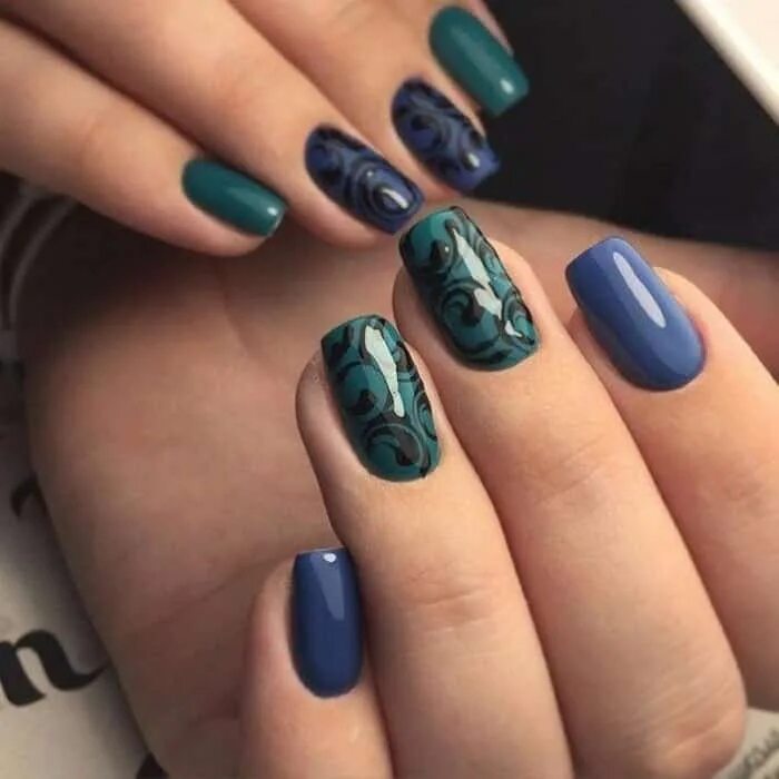 Маникюр в сине зеленых тонах. Маникюр сине зеленый цвета. Бирюзовые ногти. Маникюр синий с салатовым. Гель лак темно зелёный изумрудный.