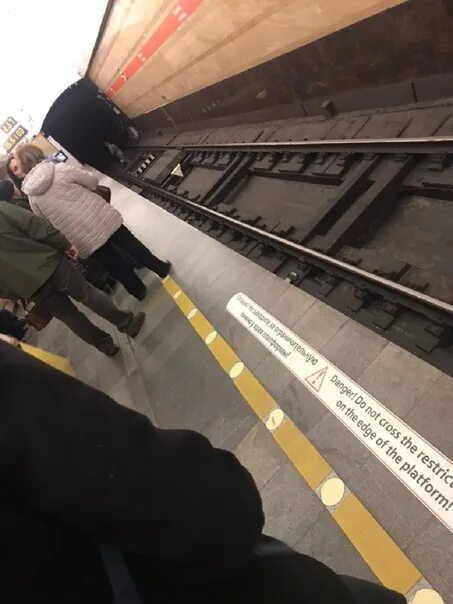 Метро Спасская Санкт-Петербург. Люди на платформе метро. Пути метро.