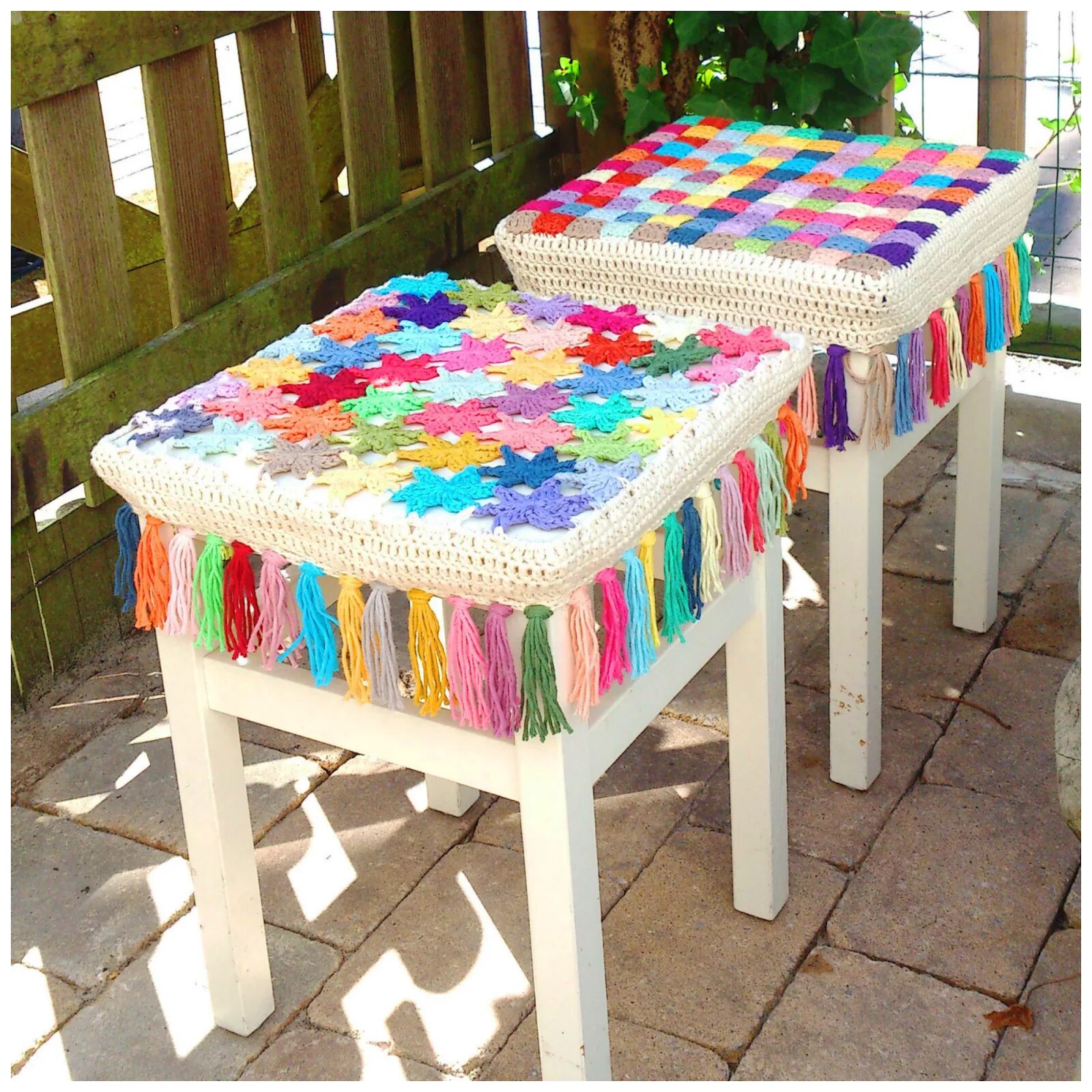 Накидка на табуретку вязание. Коврик сидушка цветочная поляна крючком. Вязаные чехлы на табуретки. Вязаные сидушки на стулья. Вязаный чехол на табурет квадратный.