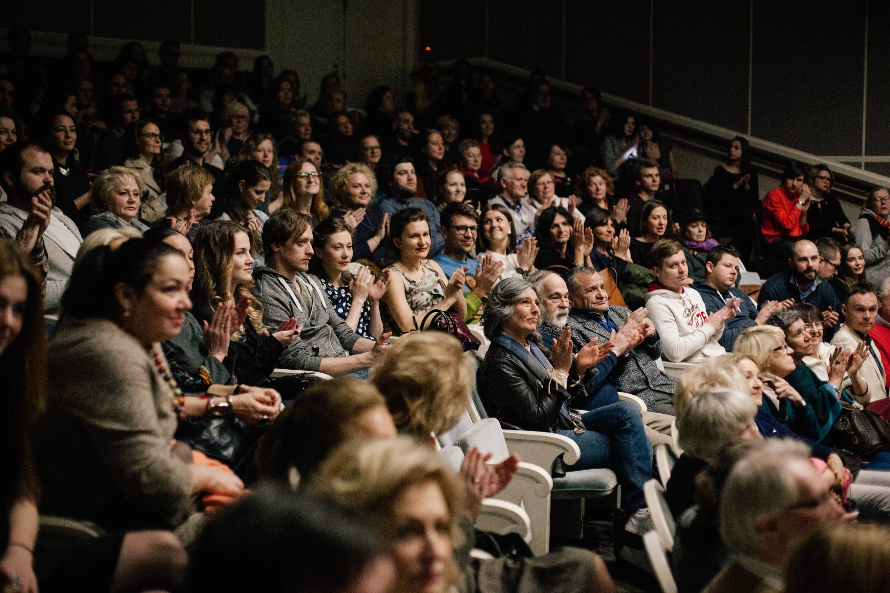 Риа биробиджан приложение. Массовка на шоу. Тв студия со зрителями. Flexx новосибирск. Стать зрителем программы.