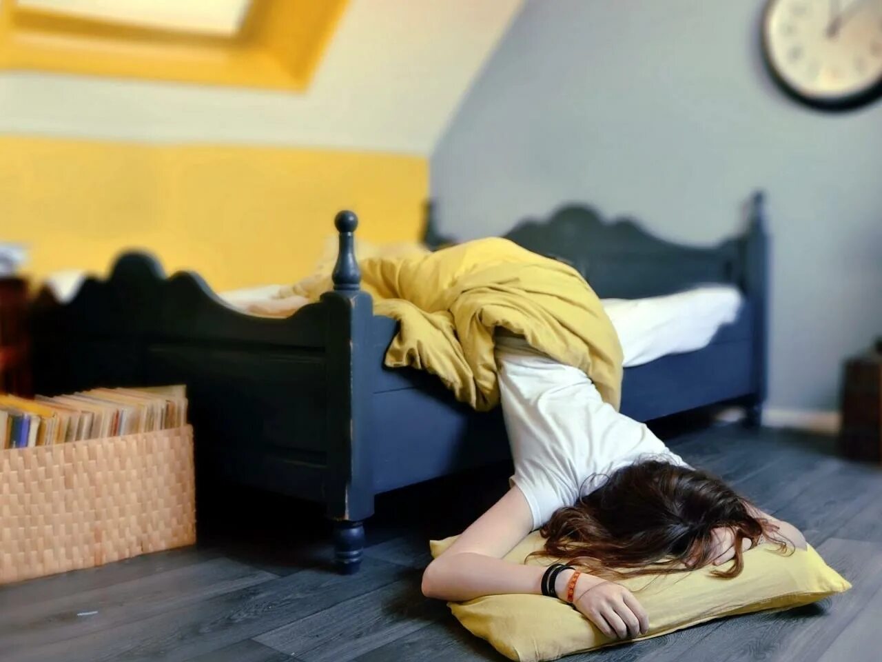 Почему девушки много спят. Мужчина и женщина раздельно спят. Заспанная девушка. Спать на боку. Почему девушки много спят.