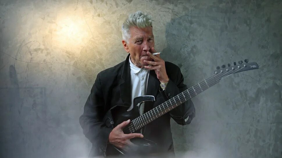 эйфория эмоция. фото в хорошем качестве. шпион с биноклем. девушка в наушниках. красивая девушка с наушниками.