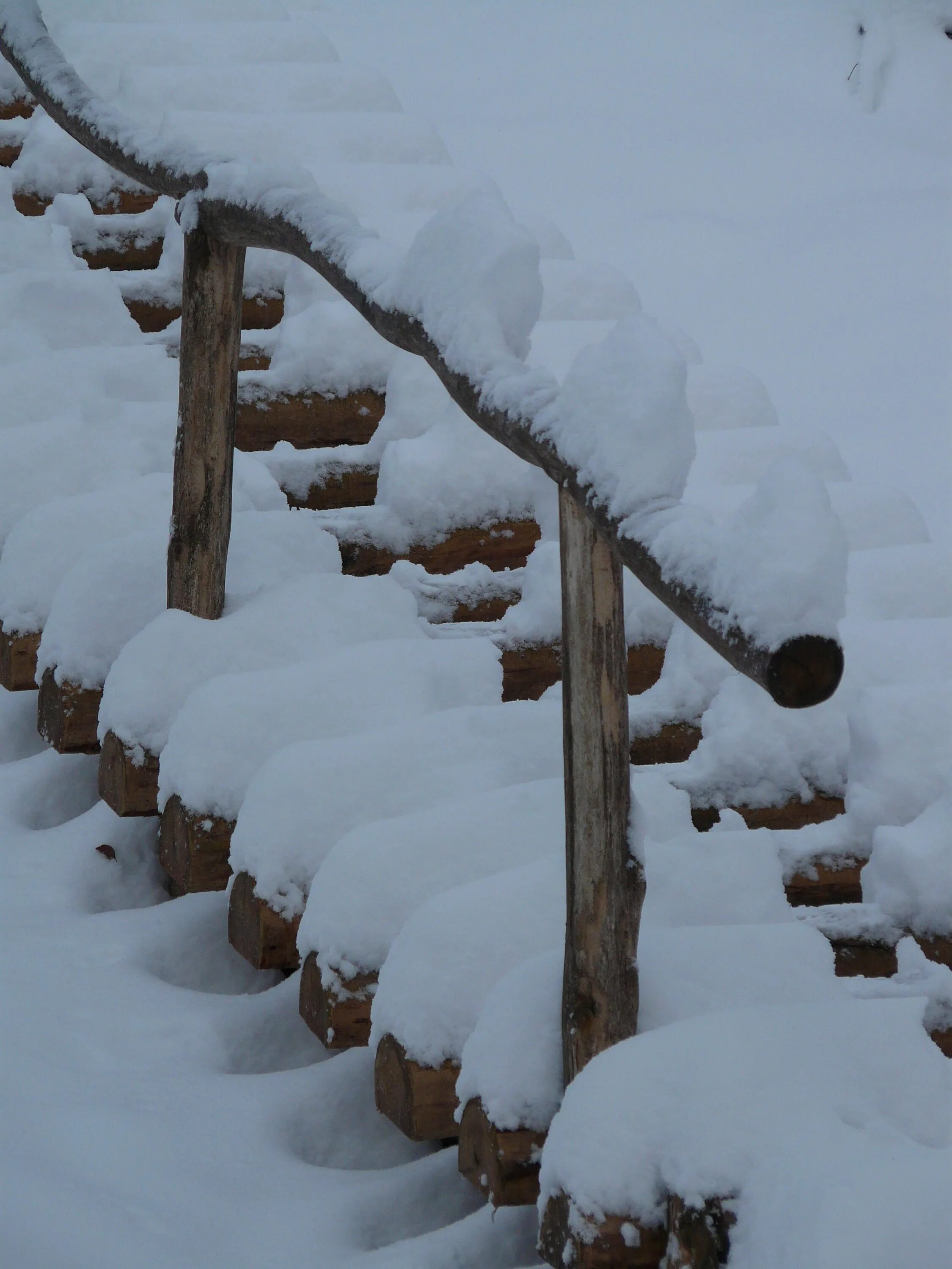 Зимние ступени. Ступеньки зимой. Деревянная лестница зимой. Лестница из снега. Лесенки из снега.