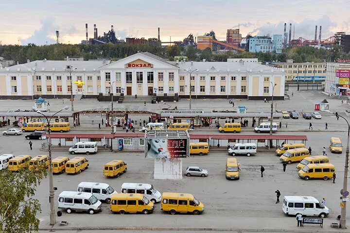 Автовокзал тагил телефон. Нижний Тагил Вокзальная площадь. Привокзальная площадь Нижний Тагил. Площадь ЖД вокзала Нижний Тагил. ЖД вокзал Нижний Тагил.