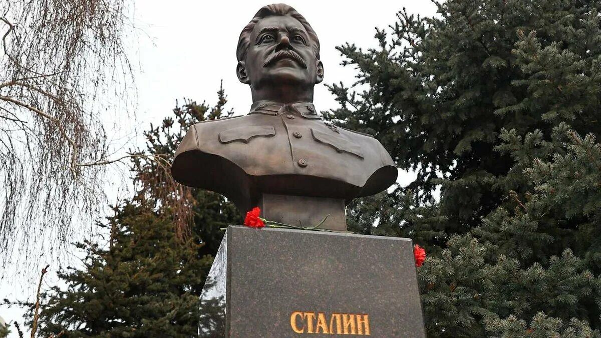 Памятник сталину завод микрон. Бюст сталину волгоград. Памятники сталину жукову василевскому в волгограде. Бюст сталина в волгограде. В волгограде открыли памятник сталину.
