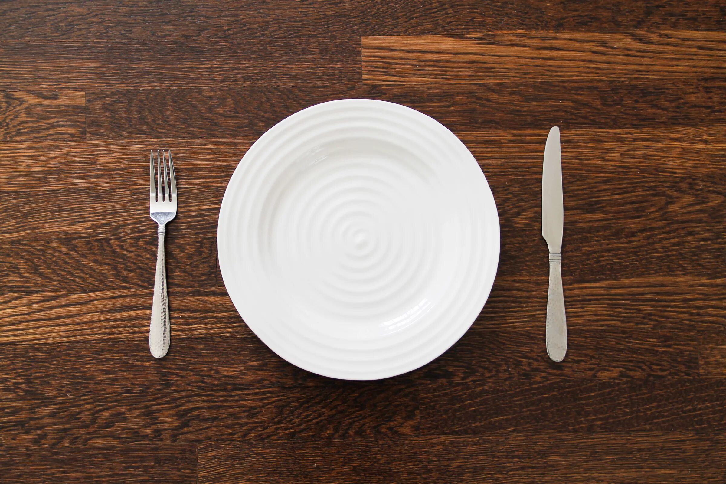 Are the knife on the table