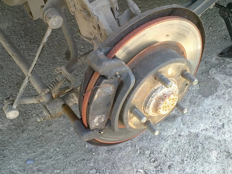 Суппорт задний 626. Мазда 626 ge суппорт. суппорт заднего тормоза мазда 626. mazda 626 ge ремкомплект колодок. мазда 626 gd задние тормоза.