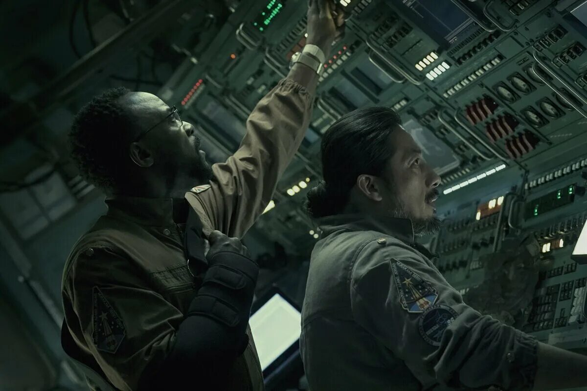 Призрак в доспехах нетфликс. Логан logan (2017). Валериан и город 1000 планет командор. Дэйн дехаан валериан и город тысячи планет. Кейтрон из валериан.