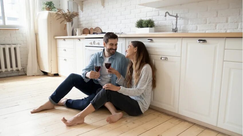 Газ плита для кухни. Woman standing kitchen. Уют в доме. Красивая хозяйка на кухне. Включи на кухне тепло.